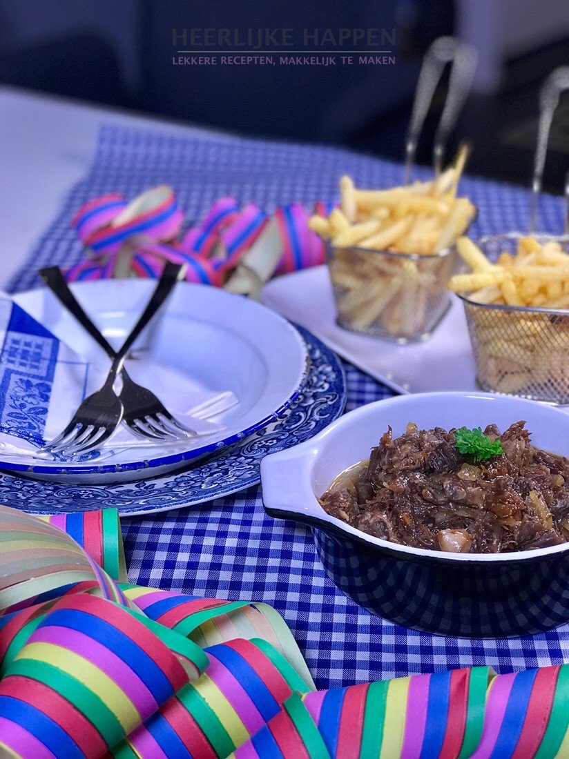 HeerlijkHappen's tweet photo. Carnaval Zoervleisj met friet #appelstroop #carnaval #friet #ontbijtkoek #uien https://t.co/ztMW6KYJYf https://t.co/oKeNPNDouL