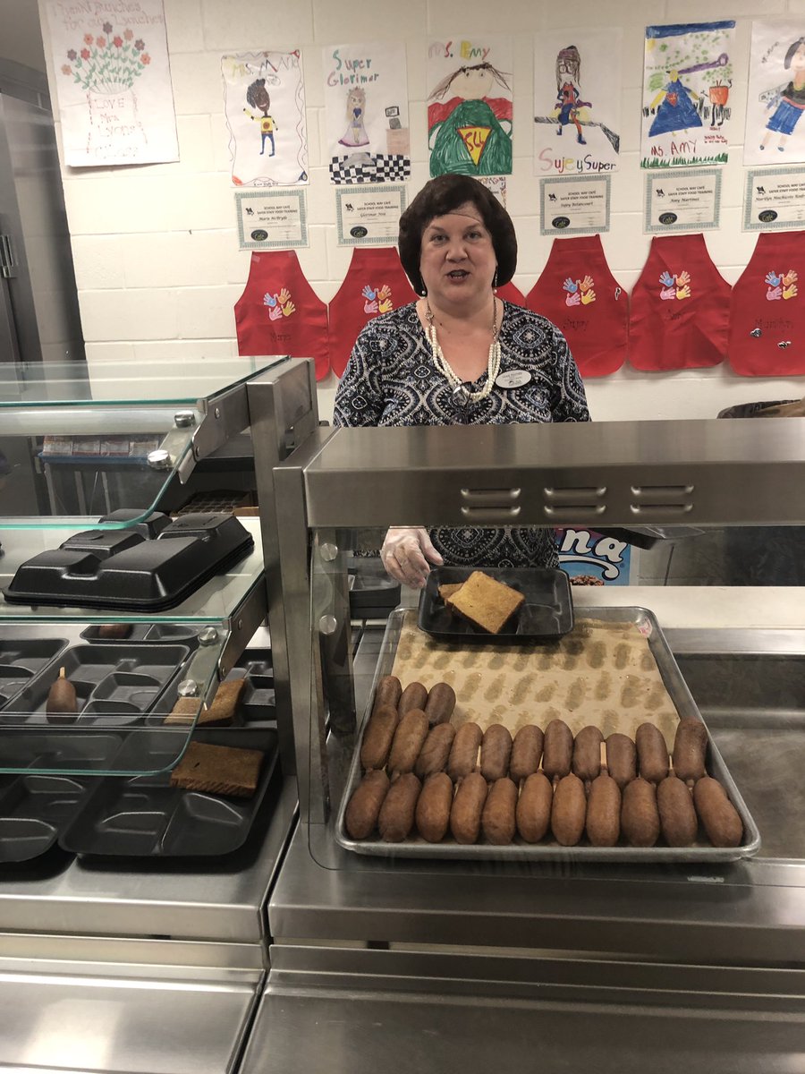 VCSManateeCove's tweet photo. School Board member, Jamie Haynes, is serving up breakfast this A.M. Thank you!! https://t.co/eG49Uu9NBw