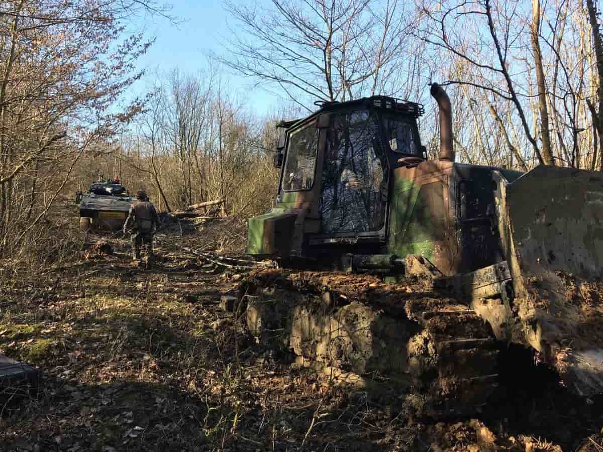 Defence_blog's tweet photo. France VBCI infantry fighting vehicles stuck in deep mud

https://t.co/dmmP9xofH1 https://t.co/e1eb46EEYc