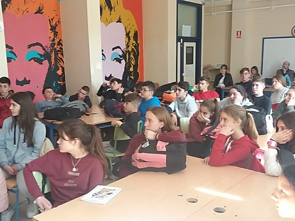#AnaPenyas habla sobre la génesis de  #Estamostodasbien  con nuestro club <a href="/AutorasComic/">Autoras de Cómic</a>  desde <a href="/EPDLLaLuisiana/">EPDL LA LUISIANA</a> <a href="/DIPUSEVI/">Diputación de Sevilla</a> en <a href="/AytoLaLuisiana/">Ayto. La Luisiana y El Campillo</a> <a href="/iespabloolavide/">iespabloolavide</a> @Salamandra_Ed con Piratas de Alejandría y Manuel Garrido