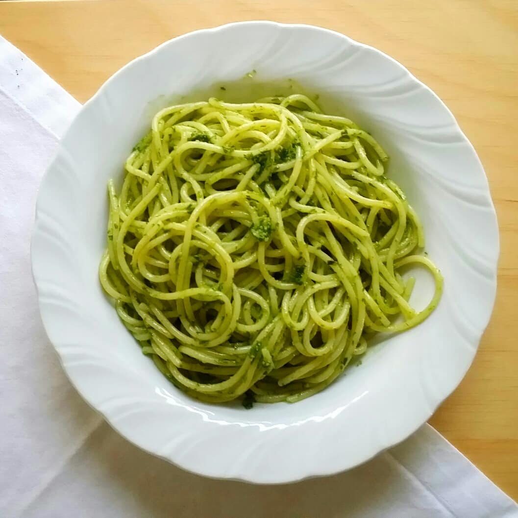 Es_wird_jetzt's tweet photo. Die Natur hat wieder begonnen, uns reich zu beschenken - in unserer eigenen Umgebung.
Wichtige Hinweise fürs Pflücken von Bärlauch und Rezepte finden sich zahlreich im Internet.
En guete!

#gönndirdasbeste #wenigeristmehr #keinverpackungsmüll https://t.co/PRnw0S61kd