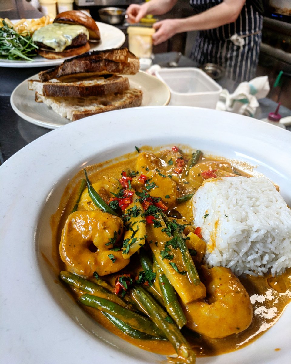 Thai red curry and a Boma burger. This and the idea of Ribeye Monday is really helping to start the week with a BANG!

#boma #foodporn #londonrestaurants #sw6 #parsonsgreen #thaicurry