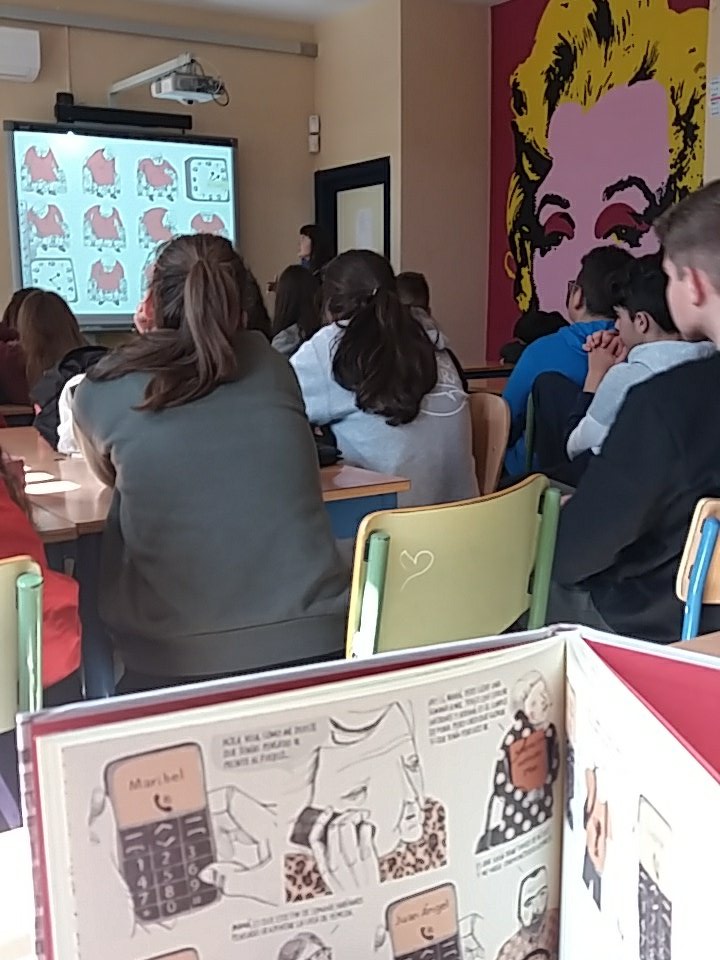 #AnaPenyas crea  #Estamostodasbien a partir d las conversaciones con sus abuelas y alterna el pasado con el presente  <a href="/AutorasComic/">Autoras de Cómic</a> <a href="/EPDLLaLuisiana/">EPDL LA LUISIANA</a> <a href="/DIPUSEVI/">Diputación de Sevilla</a> en <a href="/AytoLaLuisiana/">Ayto. La Luisiana y El Campillo</a> <a href="/iespabloolavide/">iespabloolavide</a> @Salamandra_Ed con Piratas de Alejandría y Manuel Garrido