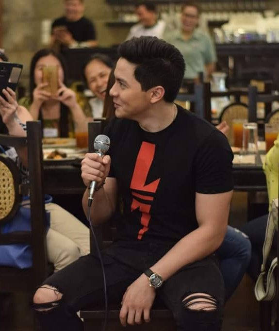 raksnroll's tweet photo. Cleaning my gallery and I saw some anniversary photos.

Etong gwapong to? Sure kayo jan sa mga eme nyo? #ALDENiablyHappy https://t.co/gCgBoV2CLr