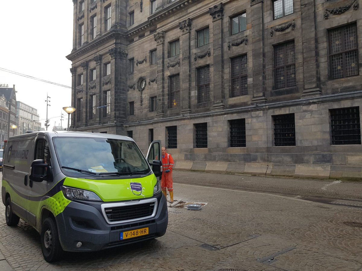 Prommenz's tweet photo. Het @GVBnieuws is voornemens enkele putkasten op de Dam, in de Paleisstraat en in de Mozes en Aäronstraat te vervangen. Afgelopen donderdag hebben Michiel en Dennis alvorens deze werkzaamheden een verkennend bodemonderzoek uitgevoerd. Dit leverende een aantal mooie plaatjes op. https://t.co/87kHBgTJUs