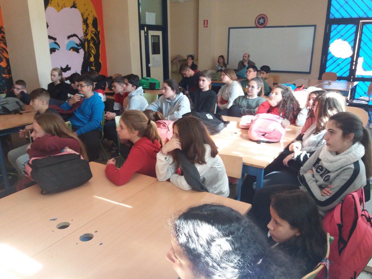 #AnaPenyas la presencia de la represión durante la dictadura y la emigración desde el mundo rural en #Estamostodasbien  <a href="/AutorasComic/">Autoras de Cómic</a> <a href="/EPDLLaLuisiana/">EPDL LA LUISIANA</a> <a href="/DIPUSEVI/">Diputación de Sevilla</a> en <a href="/AytoLaLuisiana/">Ayto. La Luisiana y El Campillo</a> <a href="/iespabloolavide/">iespabloolavide</a> @Salamandra_Ed con Piratas de Alejandría y Manuel Garrido