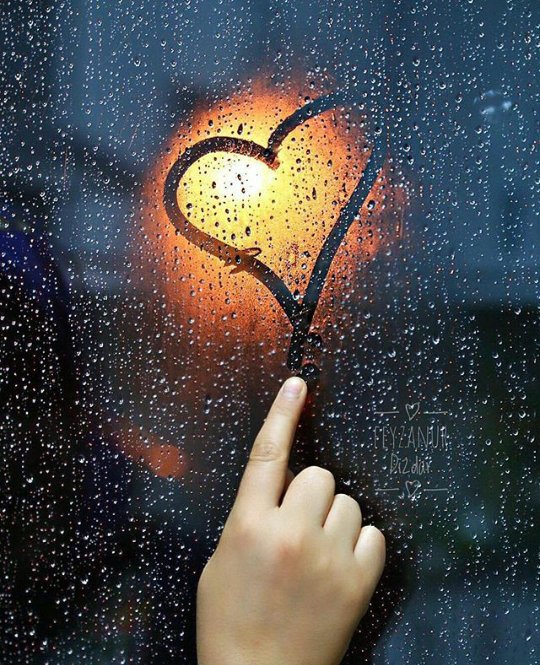 지나고 나서
생각해 보니

내가
당신을 많이 좋아했나 봅니다

이렇게
문득문득 떠오르는 것을 보면...

그리고 또
가슴속에 많이도 담았다 봅니다

꺼내보고 꺼내봐도
계속 쏟아져 나오는 것을 보면...

그땐 왜 미쳐 몰랐던건지..
시간이 지나도 그 마음은 변하지 않나봅니다