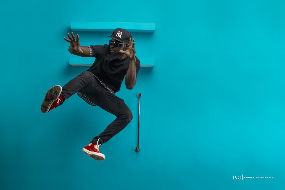 Wanzalla's tweet photo. Mans up in the air #ThisIsNotASelfie https://t.co/wn3RdWBUto