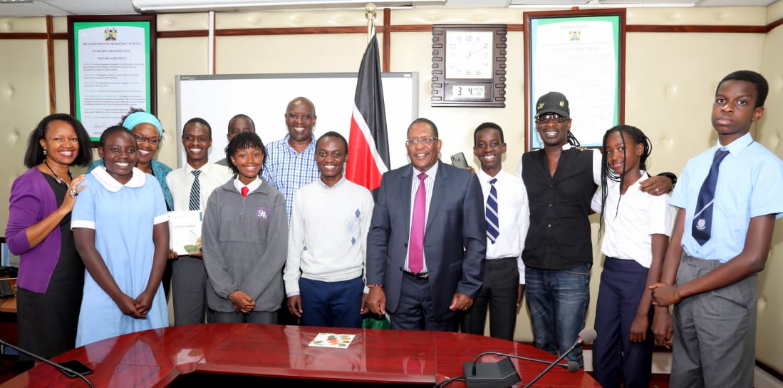 Environment_Ke's tweet photo. CS Tobiko today hosted @KijaniG  a Youth group Focused on environment, art, Green schools and renewable concepts. @leroymwasaru @namelesskenya @NemaKenya @KeForestService @NETFUNDkenya @KEFRIHQ @PDUDelivery @WaterTowersKe  @radiomaisha @CapitalFMKenya @UKenyatta @UNEnvironment https://t.co/R3fiMsBuFY