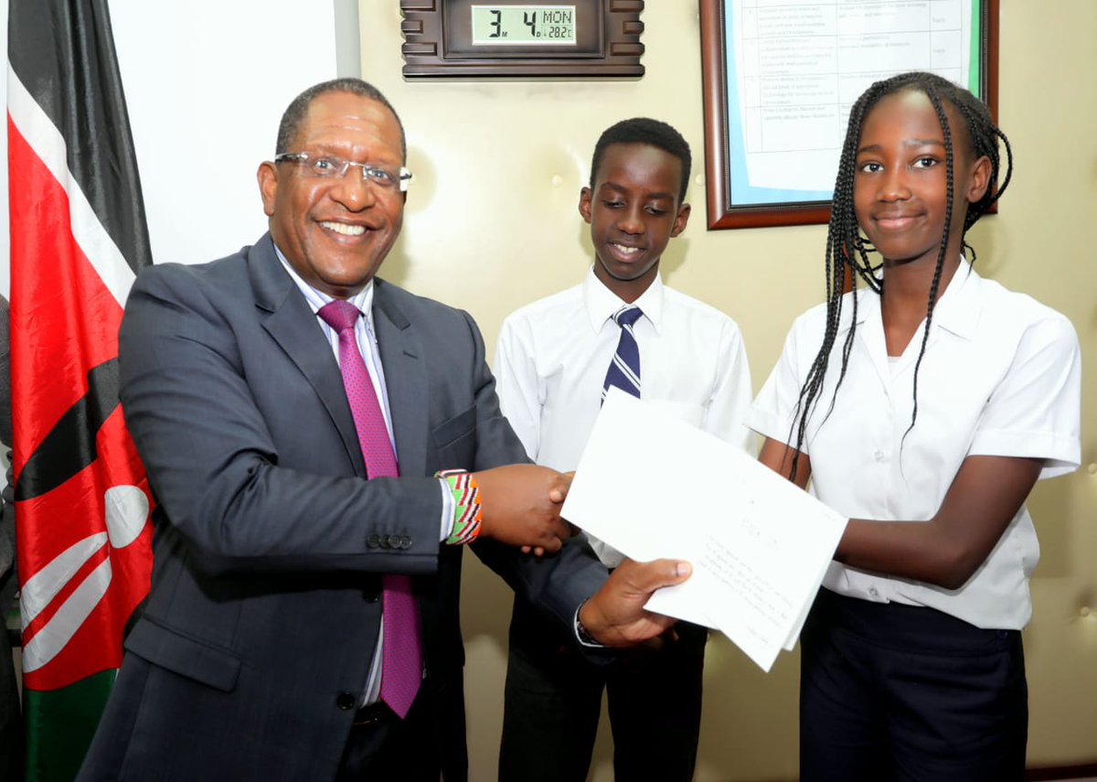 Environment_Ke's tweet photo. CS Tobiko today hosted @KijaniG  a Youth group Focused on environment, art, Green schools and renewable concepts. @leroymwasaru @namelesskenya @NemaKenya @KeForestService @NETFUNDkenya @KEFRIHQ @PDUDelivery @WaterTowersKe  @radiomaisha @CapitalFMKenya @UKenyatta @UNEnvironment https://t.co/R3fiMsBuFY
