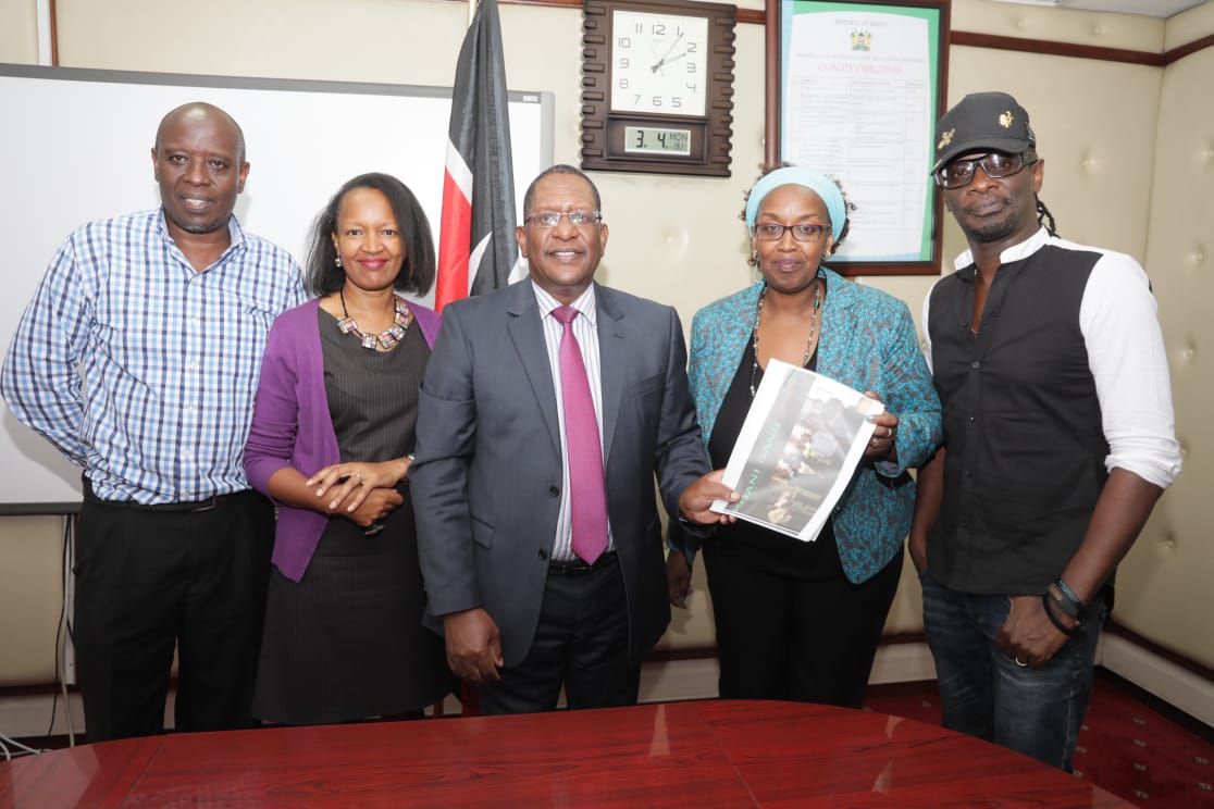 Environment_Ke's tweet photo. CS Tobiko today hosted @KijaniG  a Youth group Focused on environment, art, Green schools and renewable concepts. @leroymwasaru @namelesskenya @NemaKenya @KeForestService @NETFUNDkenya @KEFRIHQ @PDUDelivery @WaterTowersKe  @radiomaisha @CapitalFMKenya @UKenyatta @UNEnvironment https://t.co/R3fiMsBuFY