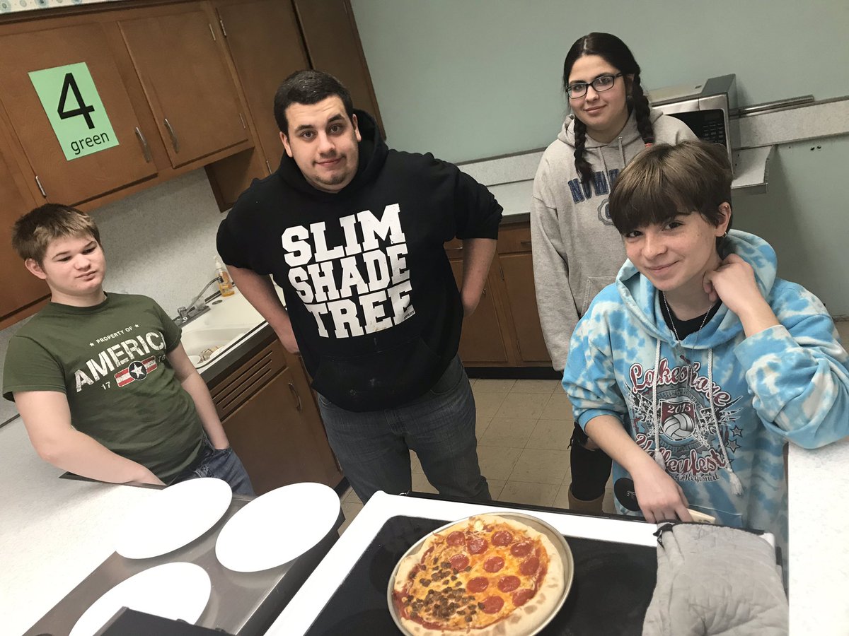 MissToyFACs's tweet photo. These Panthers made some yummy pizza last week 🍕@elwood_hs https://t.co/M3w3xkr3o3