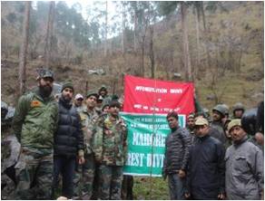 Whiteknight_IA's tweet photo. #IndianArmy in coordination with Forest Department of J&amp;K conducted an Afforestation Drive at Mahore, Rajouri, overwhelming participation by local populace, more than 500 saplings of Pine trees planted by #ArmyForEnvironment to increase Green Cover in the region @adgpi https://t.co/WVjUV9lF7M