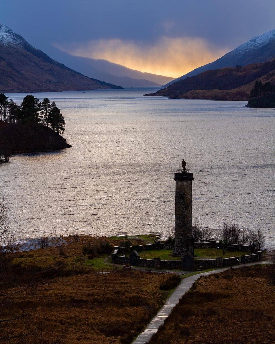 VisitScotland's tweet photo. The iconic Glenfinnan Monument standing proud over Loch Shiel💙 📍 Glenfinnan, #Highlands 📷 IG/danchristie_24 https://t.co/OeX4nLXnKs