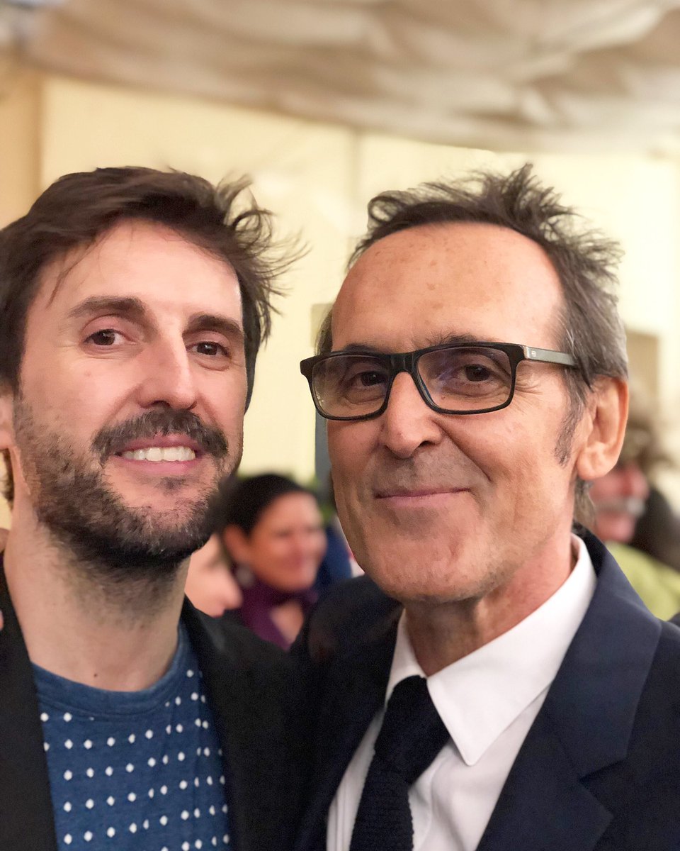 No coincidimos en Goyas ni en candidaturas al Oscar 😁
Pero sí en la pasión por la música, el cine y el fútbol (uno del Athletic, el otro de la Real).
Es una delicia conversar con este SEÑOR lleno de luz, sensibilidad y sabiduría. 
#AlbertoIglesias
#PremioDeHonor