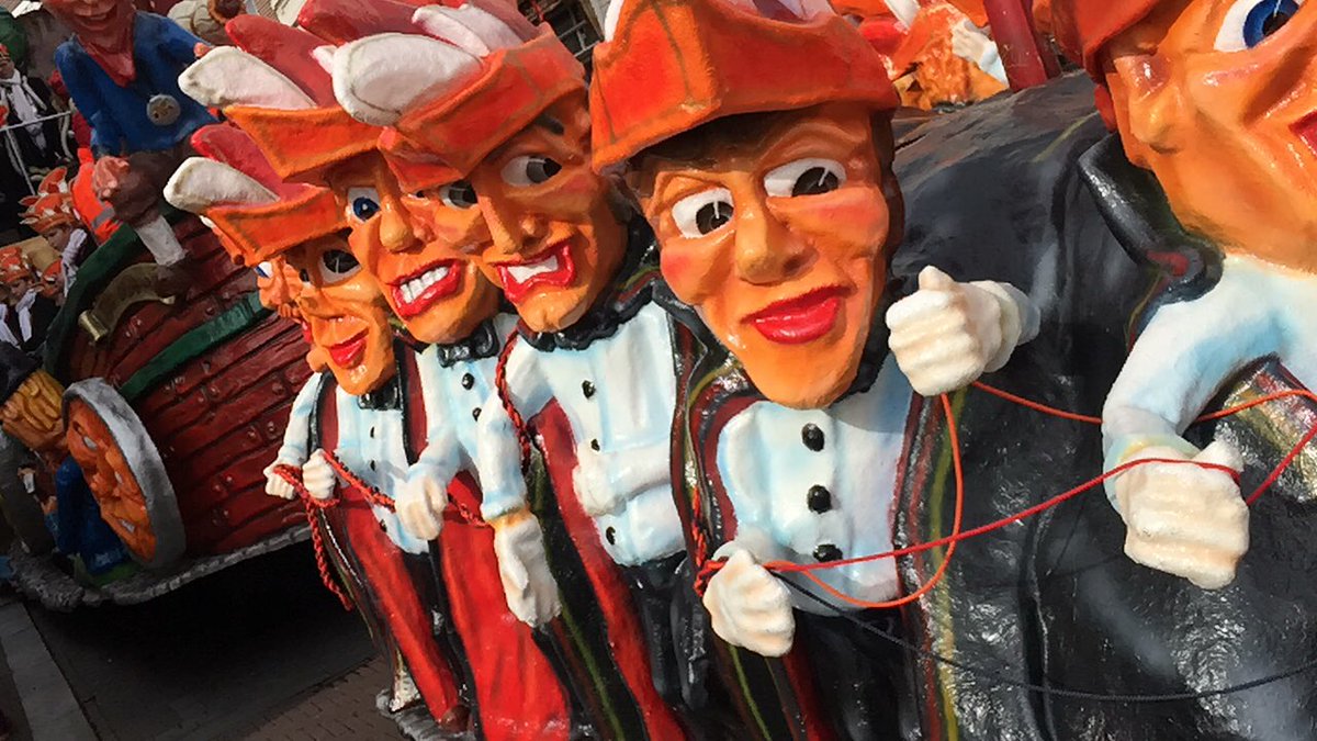 Collega bij <a href="/ezcompany/">ezCompany</a> kan wel meer mooie dingen bouwen behalve websites! #gaaf #prinsenwagen