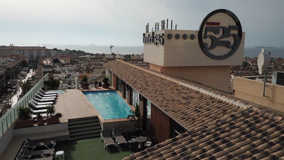 Hotel525's tweet image. Desde las alturas os deseamos una #FelizSemana!
#Hotel525 #PoolArea #LaAzotea