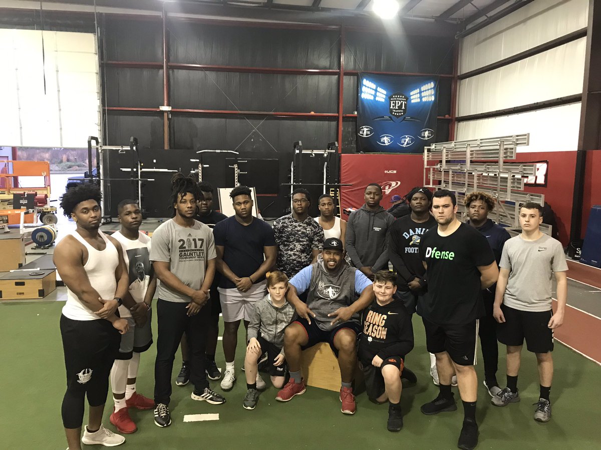DLInstructor91's tweet photo. The boys came to do some work @Velocity_Gville great to see some guys really starting to invest into themselves. Who are wanting to get better and be better not just athletes but men as well #EliteDL91 #EliteRJ #EPT19 @PalmettoPrepsSC @Rivals @HighSchoolBlitz https://t.co/mZSjs9jCQx