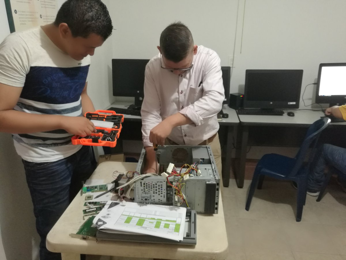 HolgunPrez's tweet photo. El @unadceadyopal de nestra @UniversidadUNAD en prácticas de Ensamble y Mantenimiento de Computadores. @johnfmontes, @Alex_AparicioR, @figueredo_john, @MadelRosarioMVZ, @ClaudioCamiloG1, @jaime, @edisonrojas83 @RedEUNAD, #VidaIniversitaria, #EnsamblePC2019 https://t.co/Ka9vD2c1iA https://t.co/Fs6lgJ4dBu