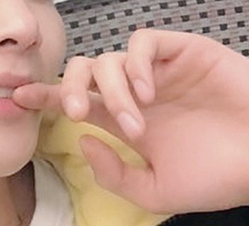 M_kkulkkul's tweet photo. 내가 좋아하는 명준이의 예쁜 손 그리고 늘 깔끔한 손톱! 남의 손톱까지 좋아해보긴 처음이야 ㅋㅋㅋ
#아따_명준이가_왔다 
#HappyMJDay https://t.co/W0PloOU2mt