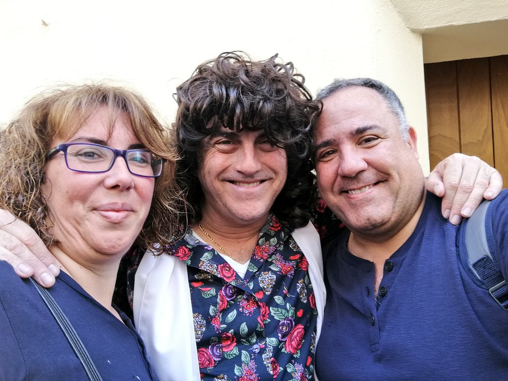 TinoTelde's tweet photo. Con ustedes una leyenda de Cádiz, el Selu!! sigue siendo el rey de la ironía y el doble sentido. Para los amantes del humor irónico esto es lo más GRANDE, todo un honor tener una foto con el... Inolvidable #COAC2018FINAL #CODIGO19 https://t.co/ya0QodW6Z4