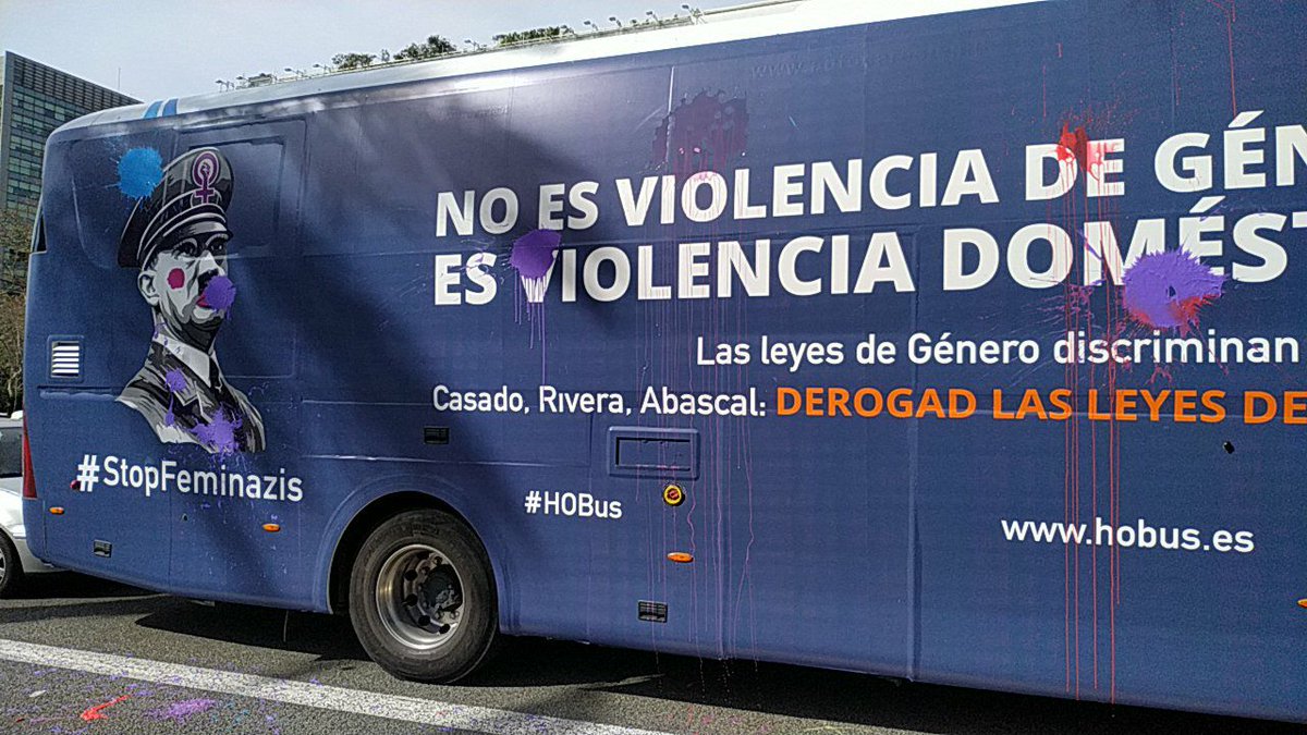 Arran_jovent's tweet photo. ⛔ Continuem a Av. Diagonal amb Maria Cristina. Hem aturat l'autobús d'#HazteOír! https://t.co/KtYZFvx4Nk