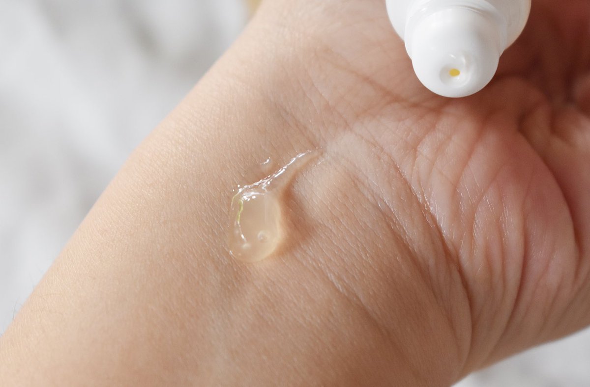 earthpynn's tweet image. มารีวิวเจลลดรอยแผลเป็นที่ใช้อยู่ก็คือ Mederma นั่นเอง 
ตัวนี้เป็นเจลมีสารสกัดจากหัวหอม ใช้ทาได้สารพัดแผลเลยทั้งเก่า-ใหม่ รอยสิว ขาลาย 
ทำหน้า ใช้แล้วมันเห็นความแตกต่างจริงๆ
คือเอิร์ธใช้เองมาหลายหลอดอยู่แล้ว แล้วเค้าก็มาให้รีวิวพอดี ตัวนี้เป็นเจลที่มีสารสกัดจากหัวหอม (1)