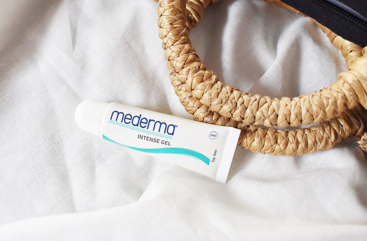 earthpynn's tweet image. มารีวิวเจลลดรอยแผลเป็นที่ใช้อยู่ก็คือ Mederma นั่นเอง 
ตัวนี้เป็นเจลมีสารสกัดจากหัวหอม ใช้ทาได้สารพัดแผลเลยทั้งเก่า-ใหม่ รอยสิว ขาลาย 
ทำหน้า ใช้แล้วมันเห็นความแตกต่างจริงๆ
คือเอิร์ธใช้เองมาหลายหลอดอยู่แล้ว แล้วเค้าก็มาให้รีวิวพอดี ตัวนี้เป็นเจลที่มีสารสกัดจากหัวหอม (1)