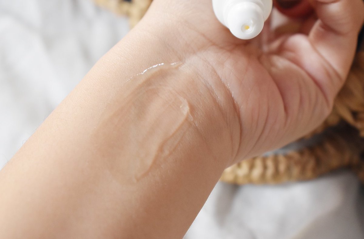 earthpynn's tweet image. มารีวิวเจลลดรอยแผลเป็นที่ใช้อยู่ก็คือ Mederma นั่นเอง 
ตัวนี้เป็นเจลมีสารสกัดจากหัวหอม ใช้ทาได้สารพัดแผลเลยทั้งเก่า-ใหม่ รอยสิว ขาลาย 
ทำหน้า ใช้แล้วมันเห็นความแตกต่างจริงๆ
คือเอิร์ธใช้เองมาหลายหลอดอยู่แล้ว แล้วเค้าก็มาให้รีวิวพอดี ตัวนี้เป็นเจลที่มีสารสกัดจากหัวหอม (1)