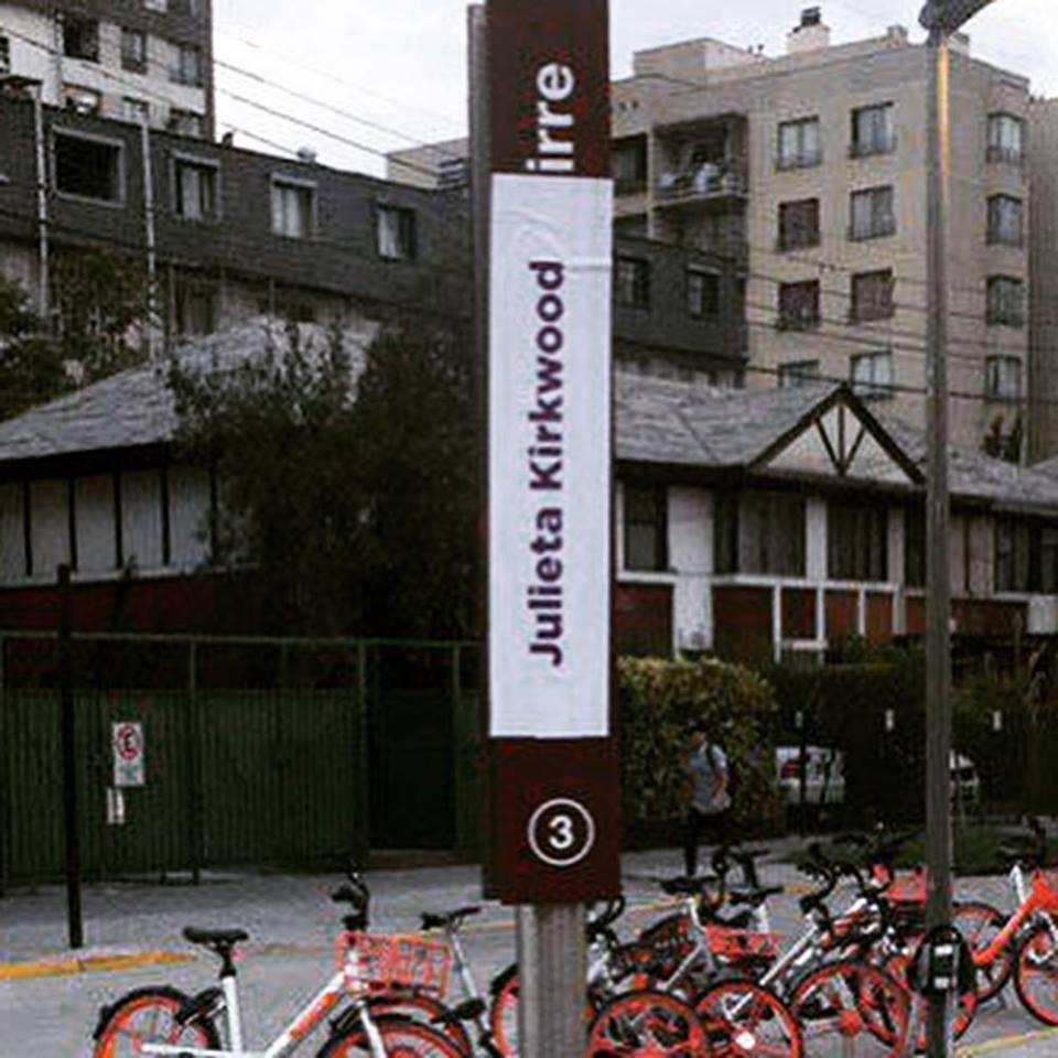 GabrielBoric's tweet photo. Hoy la coordinadora 8M intervino varias estaciones del metro de Santiago con nombres de mujeres olvidadas o relegadas a un plano secundario en la historia que hemos escrito los hombres. Tremenda acción que nos interpela a repensarlo todo. https://t.co/Oa8aMhkjTM
