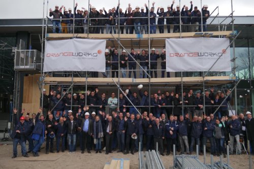 RegioinBedrijf's tweet image. Het hoogste punt van de nieuwbouw van #Orangeworks in #Oss is bereikt. In slecht vier maanden tijd wist @Heembouw  tot dit punt te komen. 👷‍♂️🏗 ow.ly/N3Sf30nUCPZ