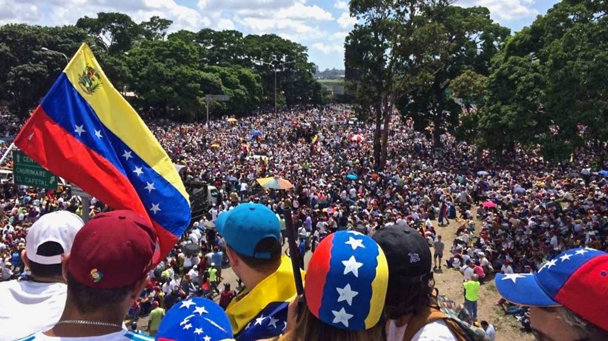 noticierovv's tweet photo. #Nacionales #4Mar Oposición se concentra en Las Mercedes en apoyo a Guaidó  #NoticieroVenevision https://t.co/XY74qLHym3 https://t.co/Uh0cgKCKok