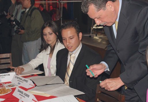 cynthialopezc1's tweet photo. Inicié mi carrera política en el @PRI_Nacional en 2004 apoyando a @EnriqueJacksonR . No tengo un solo familiar político y cuando empecé no conocía a nadie. Soy testigo que en @PRI_Nacional hay movilidad política, es un partido que impulsa a las mujeres jóvenes #PRI90 https://t.co/wmcSBAmCZQ