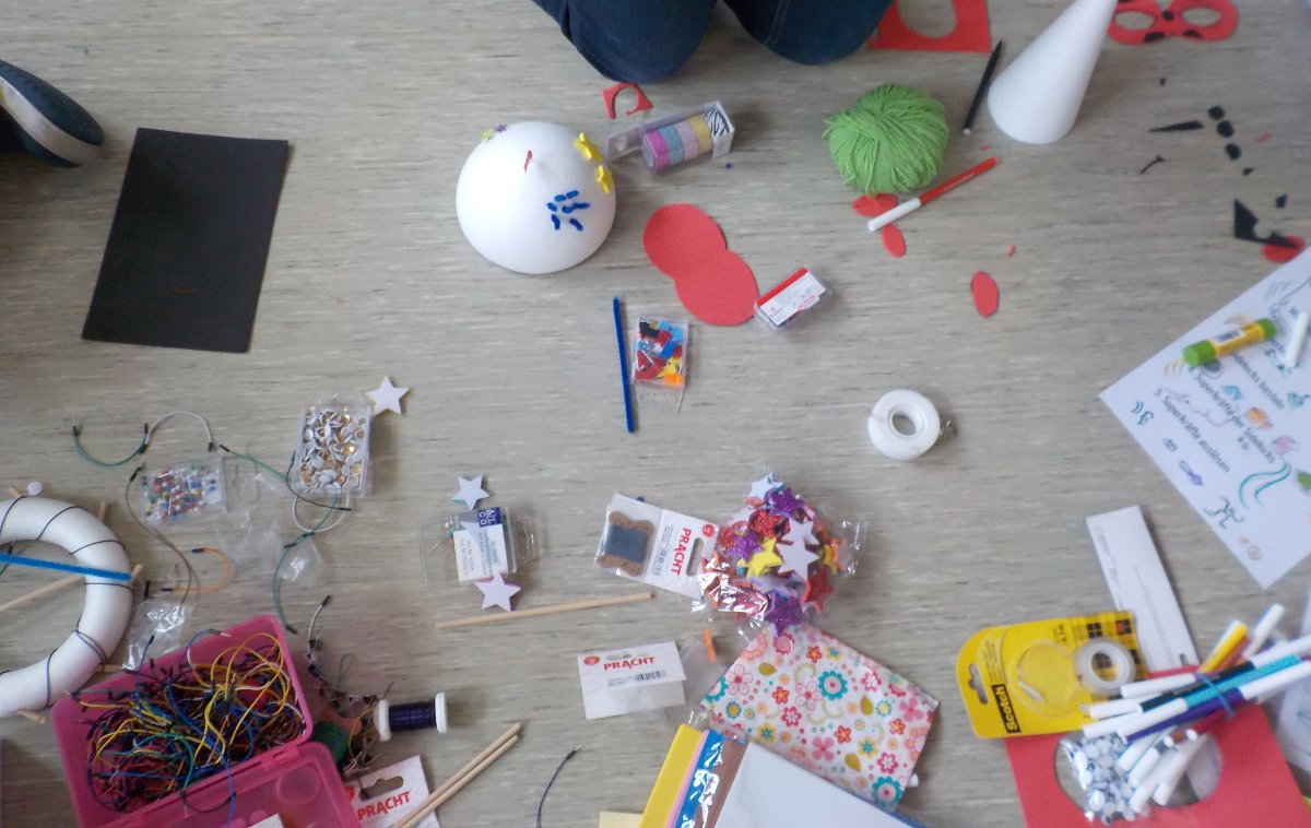 SocialPlayTech's tweet photo. Yay, constructive ideation! #participatoryDesign #socialPlay #inclusiveDesign #allTheDesigns https://t.co/saqC4YdnRU