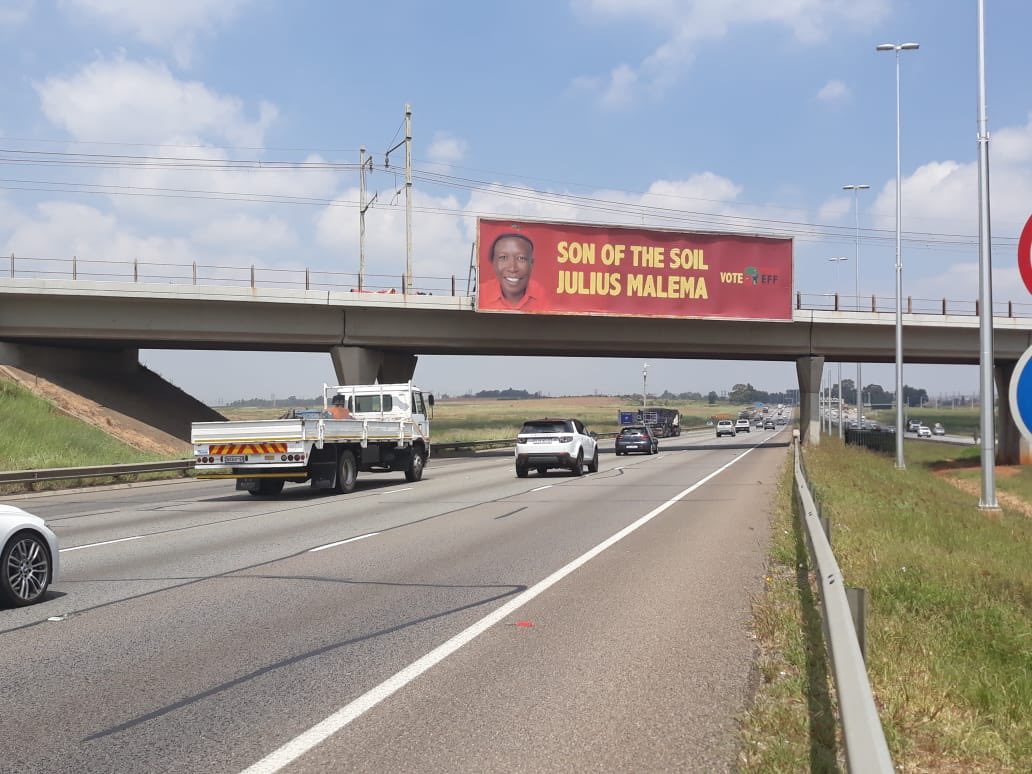 MbuyiseniNdlozi's tweet photo. We are back on the R21, Joburg from the violence our Billboard suffered.

Fighters, let’s guard our billboards from the undemocratic varara thugs... #Asijiki #OurLandAndJobsNow https://t.co/yCH0NnBCMv