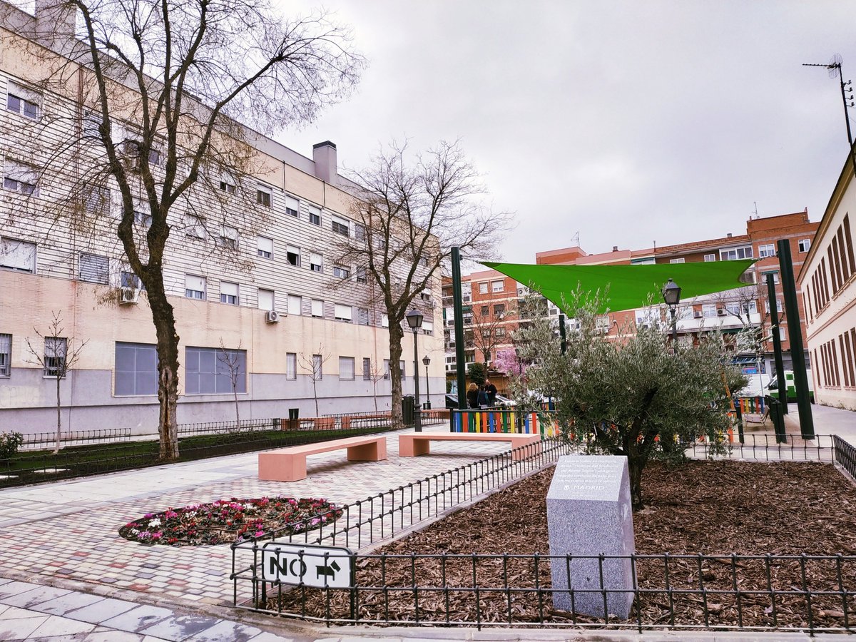 JMDvivallecas's tweet photo. 📌 Villa de Vallecas abre un espacio en memoria de las víctimas del Síndrome del Aceite Tóxico.
👩‍🍳👨‍🍳 Inauguración y 1ª jornada de los cursos en la Escuela de Hostelería Santa Eugenia. 
🏊‍♀️🏊‍♂️ Finalización obras en el CDM Cerro Almodóvar.
Más información 👉 https://t.co/uUNAANRmJY https://t.co/0iRP1Mcfpc