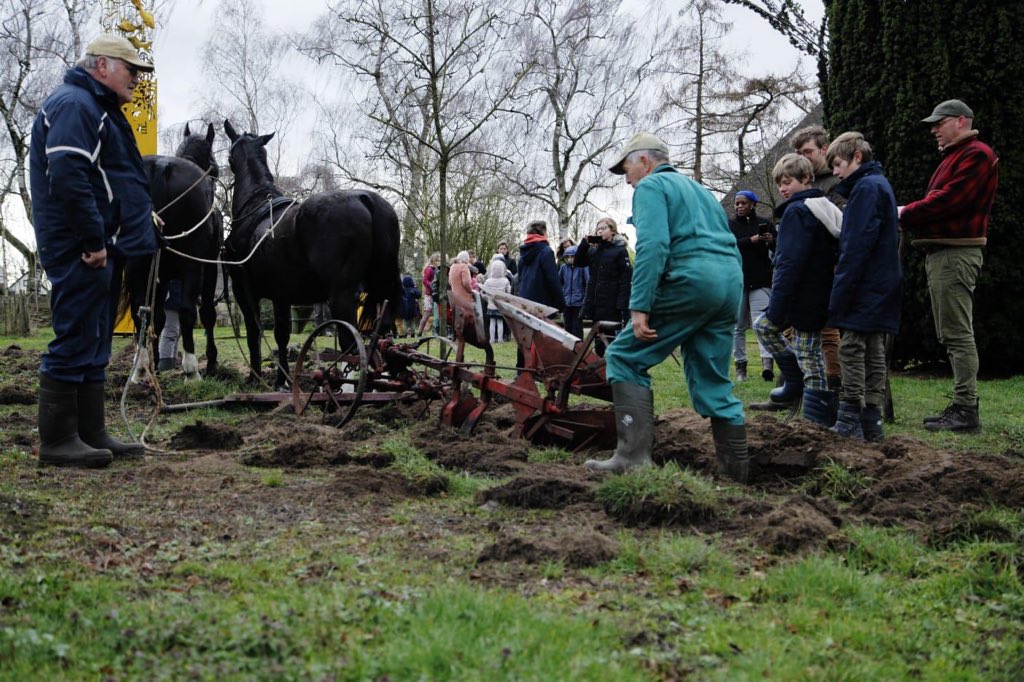 deRietgors's tweet image. Bedrijvigheid op @deRietgors  @archipelprimair aanleg strook voor #bijenlint #bloemenzee #mijn ideale schoolomgeving  @gemeentebrummen #cleantechkidstrofee. Daarna opening @JeeloNieuws project ''omgaan met #natuur met @WADdefilm  @RubenSmitNatuur