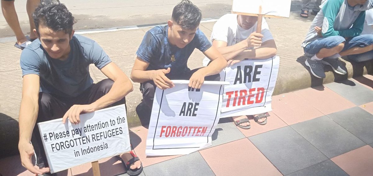 Ashna51662577's tweet photo. #HELPREFUGEESININDONESIA
Today is march 4th.hundreds of refugees stand in front of #UNHCR &amp; #IOM in Makassar_Indonesia , raise their voice to hear who are authorities of resettlement for them. https://t.co/L6JODjDoBo