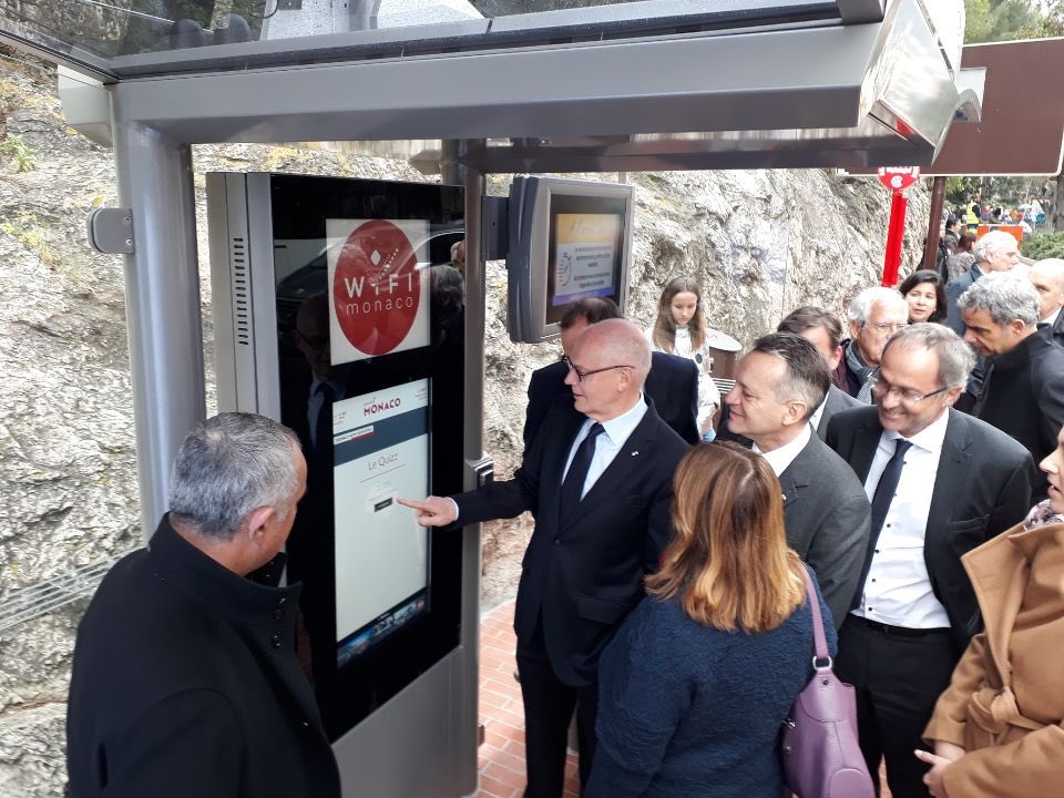 PBaudillon's tweet photo. Avec notre abri-voyageur Smart, #Monaco offre à ses citoyens et touristes des services pionniers et inédits associés à des dispositifs digitaux innovants. Une nouvelle expérience de #mobilité et de #connectivité dans les rues de la Principauté 🇮🇩 #StreetExperience https://t.co/Emo589SvAb