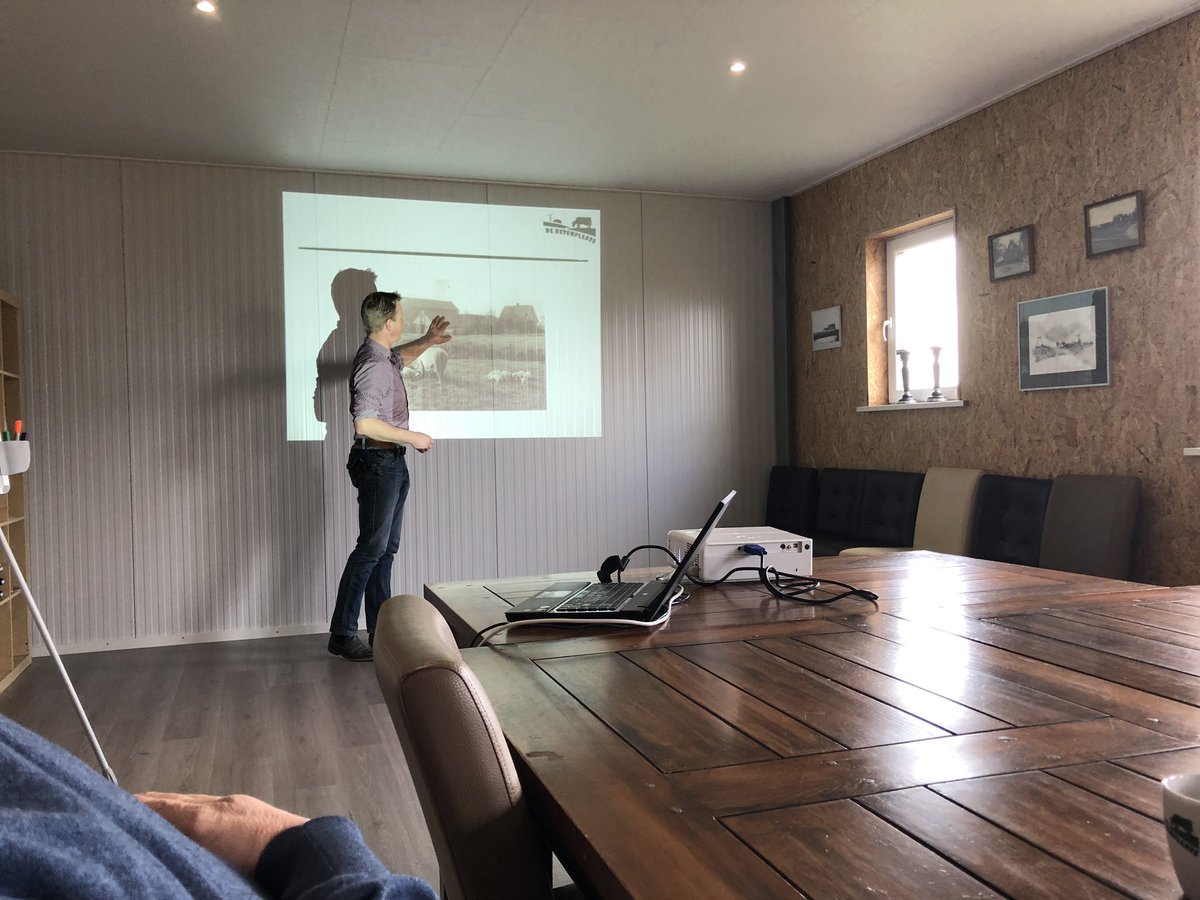 Vandaag een werkbezoek op de betonpleats in oudemirdum. Wij krijgen een presentatie van de Fam. Westra over duurzame veehouderij.  #werkbezoek #duurzameveehouderij #sgp #ps2019