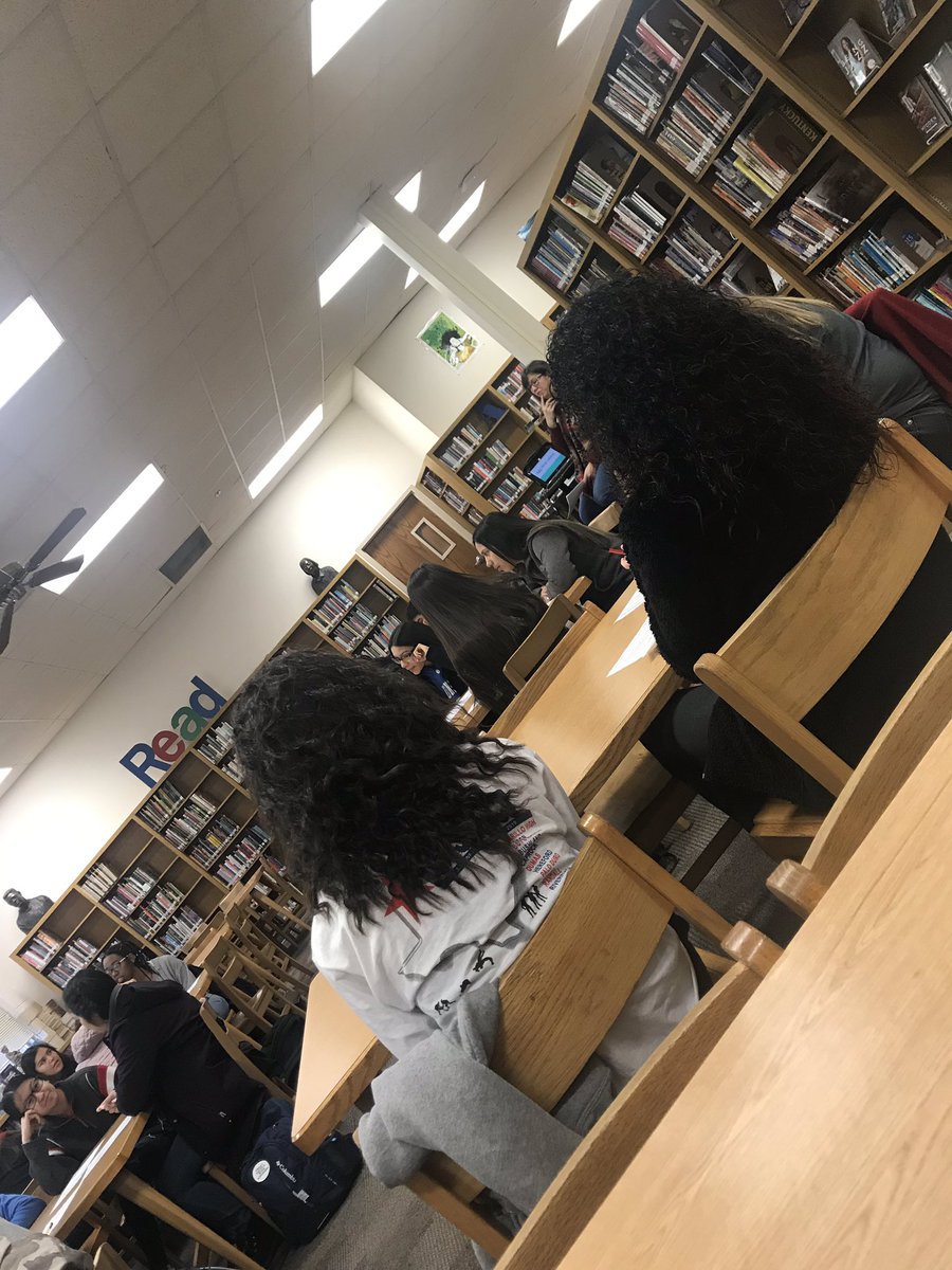 Jacque_Bayless's tweet photo. What’s the best way to warm up on a snowy day? Studying poetry in the library of course! #PDHS #Donsread #LearnwithBayless https://t.co/DfJO2uqiKy