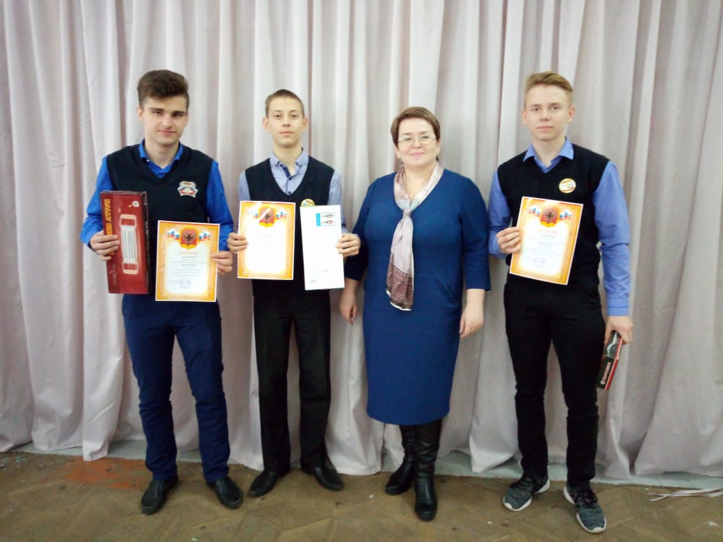 belevschool4's tweet image. Определены победители чемпионата на приз директора школы по отжиманию и подтягиванию :))