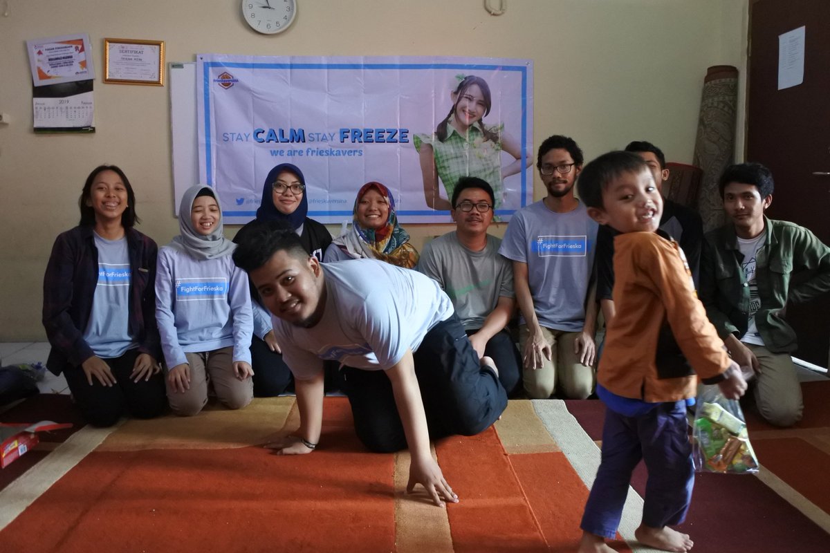 FrieskaversINA's tweet photo. Di bawah ini adalah beberapa potret kebersamaan kami dengan adik2 selama acara, semoga cinta dan kasih sayang  yang kami bawa sampai pada adik-adik yang disana. Aamiin #FUNXDiarySpeciaLove23FRSK 

@frieskaJKT48 https://t.co/LN0I8utDFJ