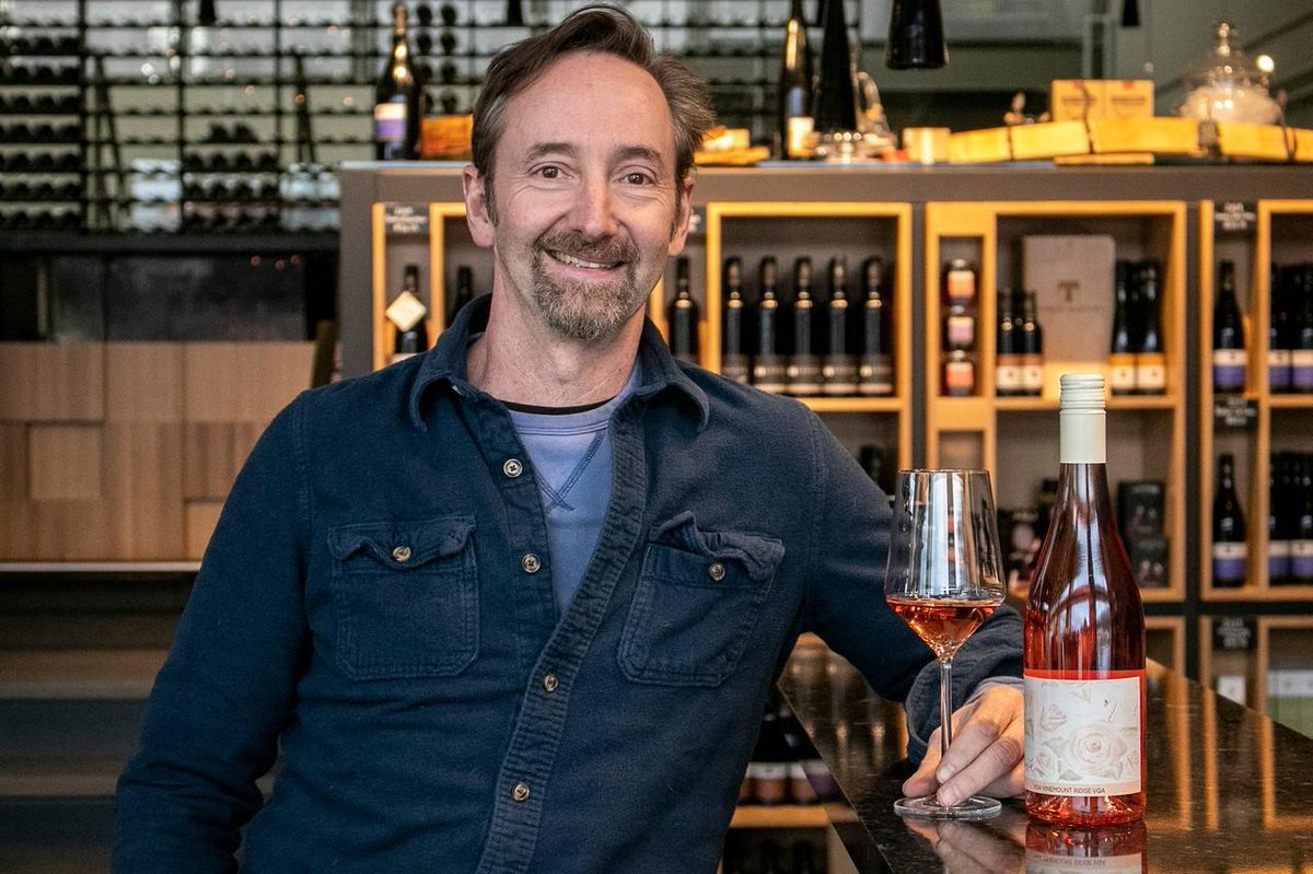 Tawse_Winery's tweet photo. Our winemaker @pender.p will be at @leswanfrenchdiner today to celebrate the beautiful (inside AND outside!) rosé we created for them. #tawsewinery #leswan #torontodining #rosé #winelabelart https://t.co/ZOUtH0JVR0