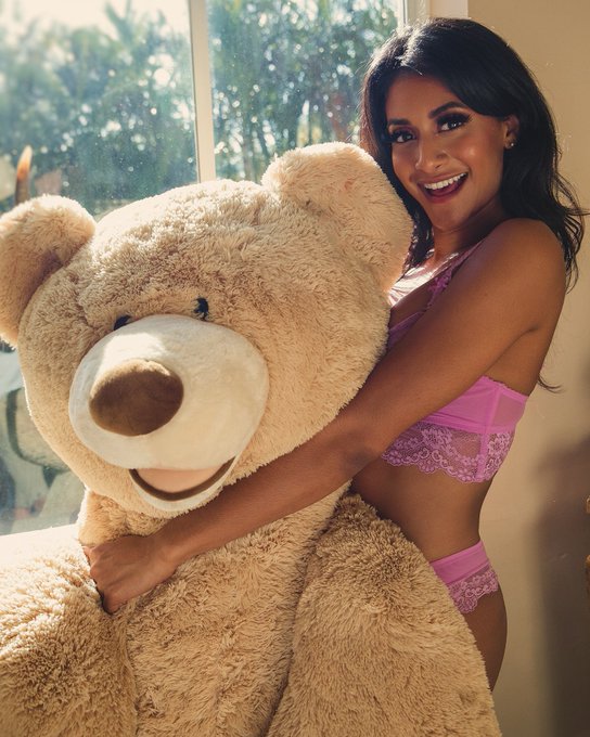 Happy #MondayMorning for me and my cuddle buddy. ☺️ https://t.co/i8anTOQScK<a href="/tag/mondaymorning"class="tags">#MondayMorning</a>