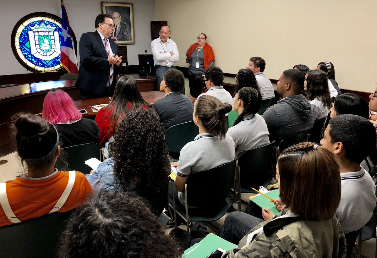denismarquezpip's tweet photo. Con estudiantes de la Escuela Trina Padilla de Sanz quienes llegaron al Capitolio para cabildear a favor de mi #PC1603 para prohibir el discrimen por tatuajes y “piercings” en el trabajo. https://t.co/gqEPAkwbEK
