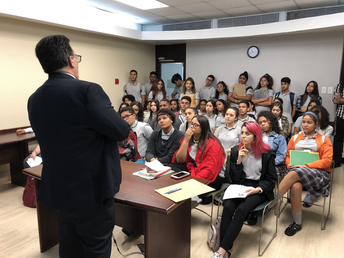 denismarquezpip's tweet photo. Con estudiantes de la Escuela Trina Padilla de Sanz quienes llegaron al Capitolio para cabildear a favor de mi #PC1603 para prohibir el discrimen por tatuajes y “piercings” en el trabajo. https://t.co/gqEPAkwbEK