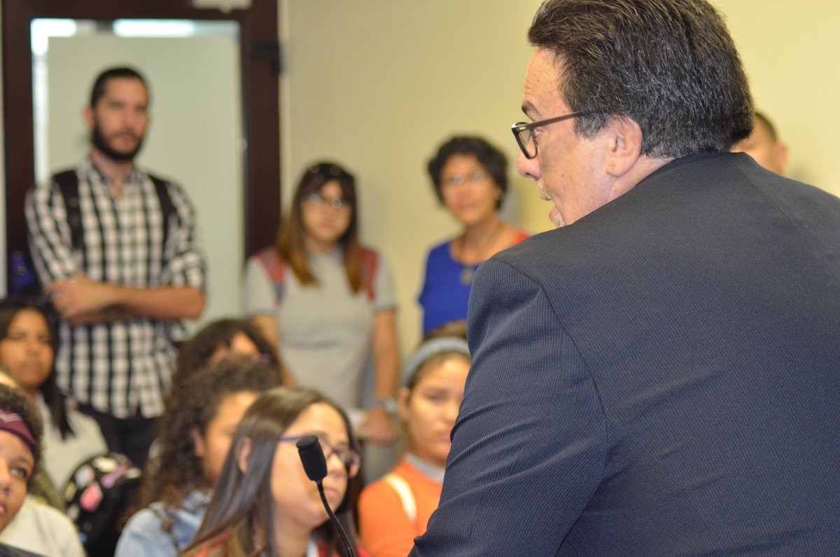 denismarquezpip's tweet photo. Con estudiantes de la Escuela Trina Padilla de Sanz quienes llegaron al Capitolio para cabildear a favor de mi #PC1603 para prohibir el discrimen por tatuajes y “piercings” en el trabajo. https://t.co/gqEPAkwbEK
