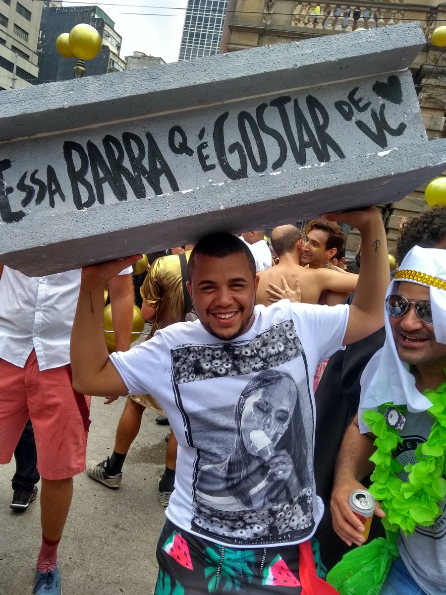 __luciano's tweet photo. Então me ajude a segurar! 🎶
#CarnavalSP https://t.co/zCHobk6Bmb