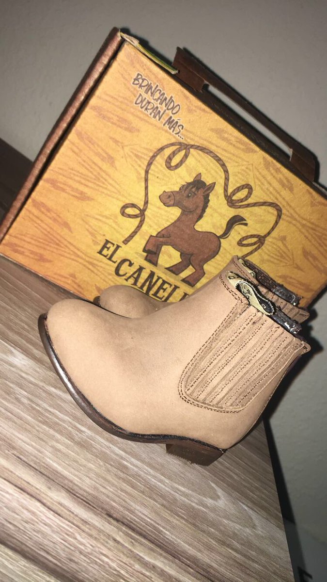 JuanMedina_8's tweet image. Look what we got out little boy 👦🏻🤠 #firstpair